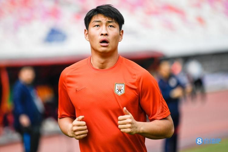 TA：切尔西冬窗无法召回卢卡库，球员租借合同中无相应条款据The Athletic消息，切尔西在将卢卡库外租至罗马的合同中，没有设置召回球员的条款。